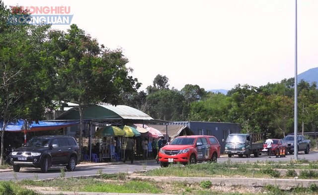 Chốt kiểm tra trên tuyến đường Nguyễn Thành( gần khu công nghệ cao) kiểm tra giấy đi đường và các xe tải chở hàng thiết yếu.