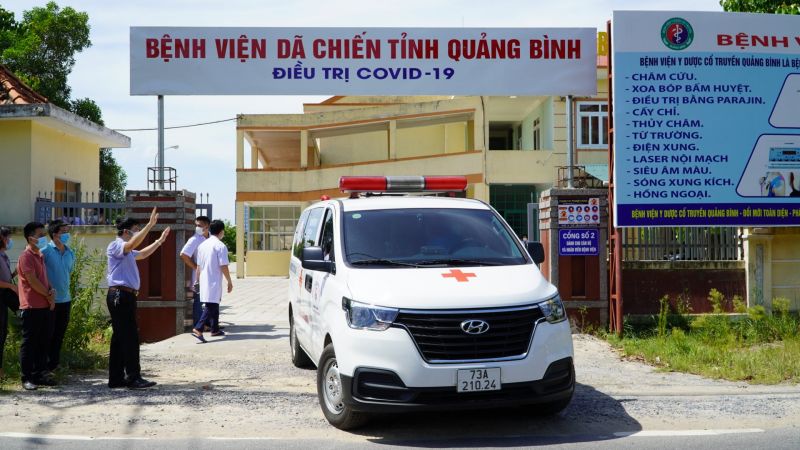 Hiện, 15 trường hợp dương tính SARS-CoV-2 trên đã được đưa đến Bệnh viện dã chiến tỉnh Quảng Bình để cách ly, điều trị.