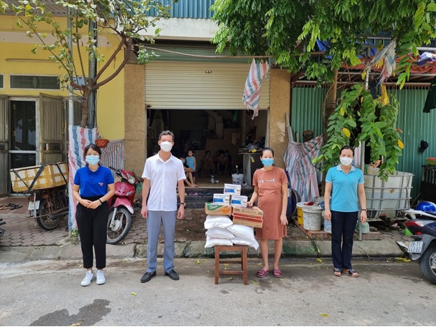 Hàng trăm người nghèo, có hoàn cảnh khó khăn trên địa bàn phường Dương Nội đã được hỗ trợ nhu yếu phẩm.