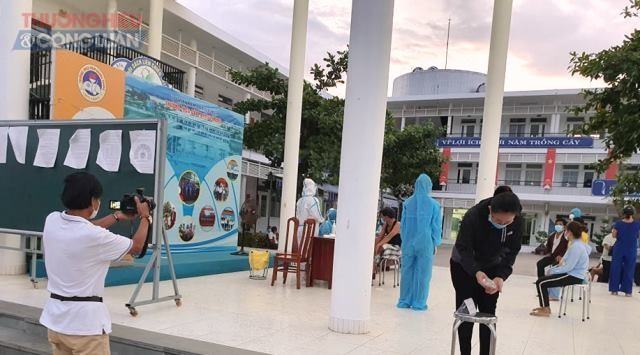 PV TH&CL tác nghiệp tại tổ 35 ( Khu đô thị sinh thái Golden Hills ( phường Hòa Hiệp Nam. Ảnh trong: Lực lượng y tế lấy mẫu xét nghiệm lần 2 cho mỗi hộ gia đình 2 tổ 34 và 35 PV TH&CL tác nghiệp tại tổ 35 ( Khu đô thị sinh thái Golden Hills ( phường Hòa Hiệp Nam. Ảnh trong: Lực lượng y tế lấy mẫu xét nghiệm lần 2 cho mỗi hộ gia đình 2 tổ 34 và 35