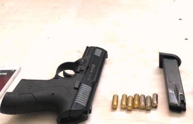 Khẩu súng ngắn và đạn thu giữ được