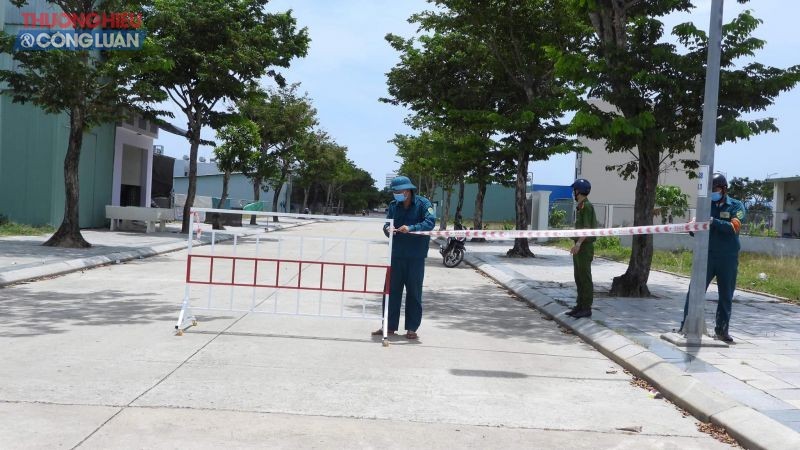 Ngày 5/8, ngành y tế quận Liên Chiểu, tổ chức lấy mẫu xét nghiệm cho 2 tổ 34 và 35, thuộc phường Hòa Hiệp Nam, phát hiện 2 trường hợp dương tính với Sars-CoV-2, thuộc tổ 35 (đường A2, Khu đô thị sinh thái Golden Hills). Ảnh trong: Đường A2 đã bị phong tỏa vào trưa 6/8 Ngày 5/8, ngành y tế quận Liên Chiểu, tổ chức lấy mẫu xét nghiệm cho 2 tổ 34 và 35, thuộc phường Hòa Hiệp Nam, phát hiện 2 trường hợp dương tính với Sars-CoV-2, thuộc tổ 35 (đường A2, Khu đô thị sinh thái Golden Hills). Ảnh trong: Đường A2 đã bị phong tỏa vào trưa 6/8