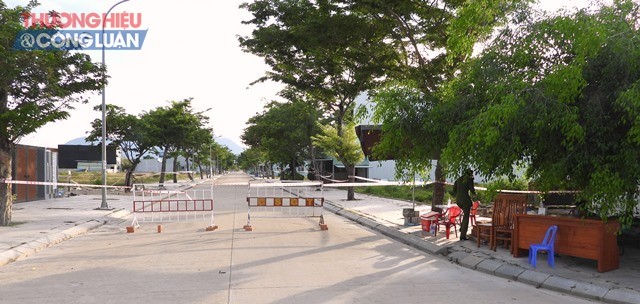 Sáng ngày 6/8, lực lượng chức năng phường Hòa Hiệp Nam, quận Liên Chiểu triển khai rào chắn. Hạn chế tối đa việc đi lại, khu vực đường A2, tổ 35 có 2 người dương tính. Sáng ngày 6/8, lực lượng chức năng phường Hòa Hiệp Nam, quận Liên Chiểu triển khai rào chắn. Hạn chế tối đa việc đi lại, khu vực đường A2, tổ 35 có 2 người dương tính.