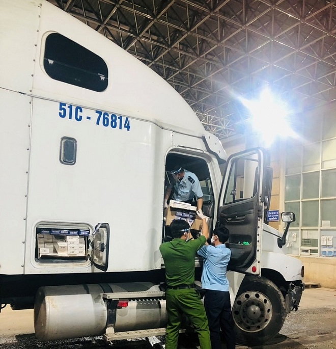 Tây Ninh: Bắt giữ 10.000 bao thuốc lá lậu tại cửa khẩu Mộc Bài