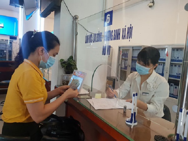 Người lao động nhận hỗ trợ tại bộ phận một cửa của quận Hà Đông, TP Hà Nội