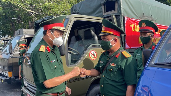 Trung tướng Nguyễn Văn Nam động viên cán bộ chiến sĩ trước giờ xuất quân