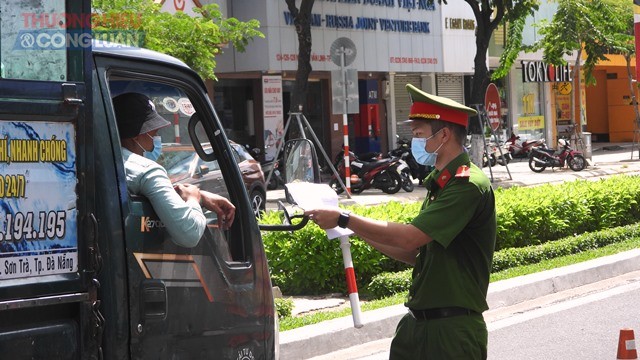 Đà Nẵng siết chặt việc cấp giấy đi đường, người dân ra đường giảm mạnh. ảnh trong: Lực lượng chức năng kiểm tra nghiêm ngặt giấy đi đường , trên tuyến đương Điện Biên Phủ