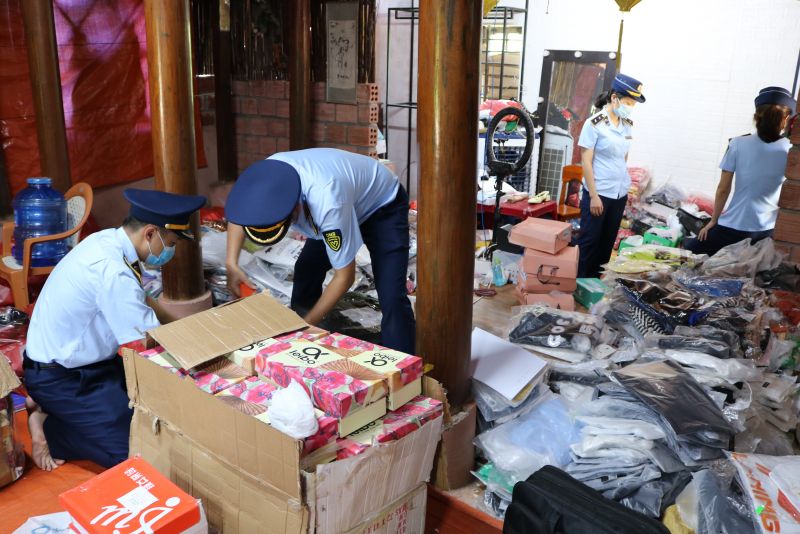 Lực lượng QLTT Quảng Bình thu giữ hơn 1.000 sản phẩm quần áo, giày dép vi phạm tại hộ kinh doanh Cát Tường Phạm