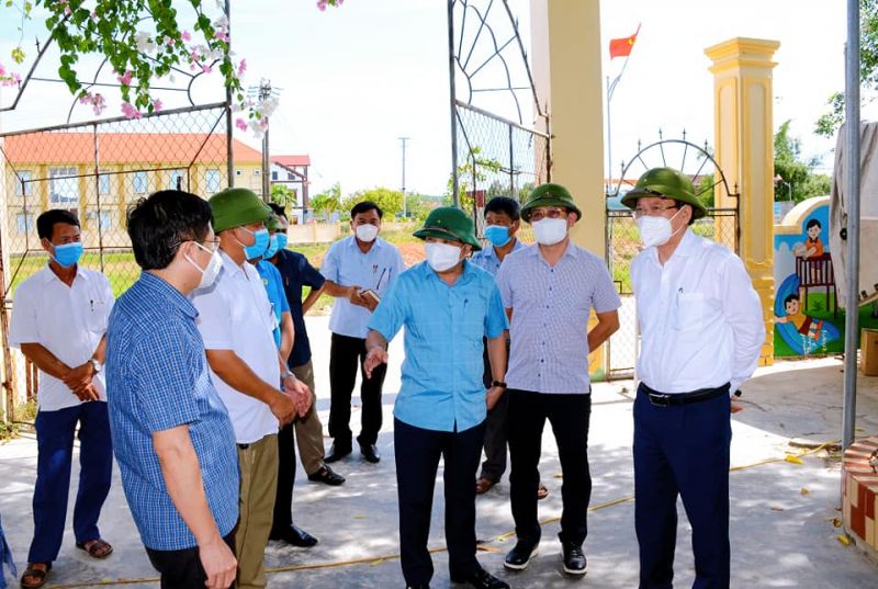 ương Đình Chỉnh – Phó Trưởng Ban Chỉ đạo Phòng, chống dịch COVID -19 tỉnh, Giám đốc Sở Y tế đã đến kiểm tra khu cách ly tại Trường Mầm non xã Sơn Thành và làm việc cùng huyện Yên Thành.
