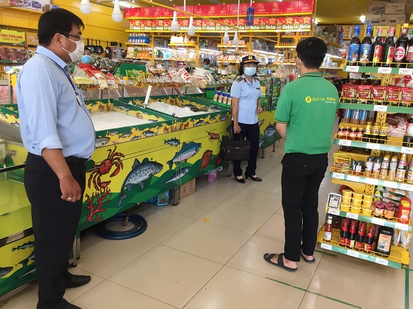Đội QLTT số 5 giám sát tại cửa hàng Bách Hóa Xanh trên địa bàn huyện Cai Lậy
