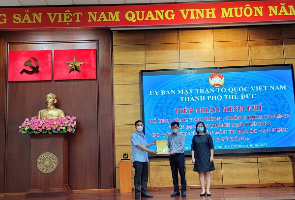 Đại diện Van Phuc Group ủng hộ 5 tỷ đồng cho MTTQ Việt Nam TP. Thủ Đức để hỗ trợ các hoàn cảnh khó khăn