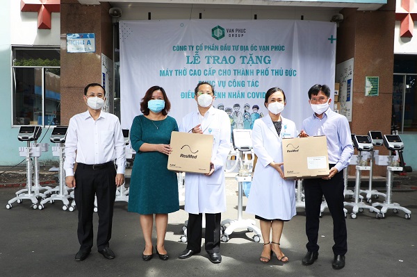 Đại diện Van Phuc Group trao tặng 26 máy thở dòng cao cho các bệnh viện tại TP. Thủ Đức