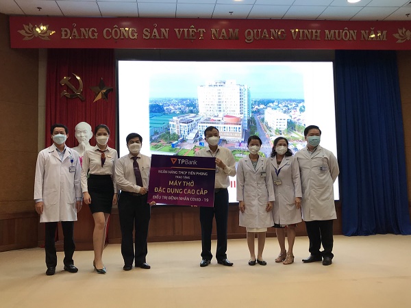 Đại diện Ngân hàng Tiên Phong trao tặng máy thở tại Bệnh viện Đồng Nai