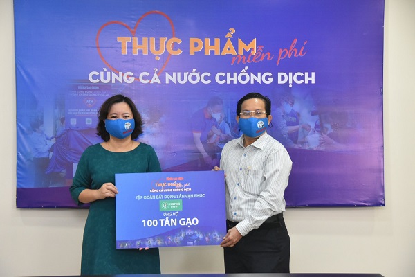 Van Phuc Group trao tặng 2.000 phục trang y tế và 100 tấn gạo cho báo Người Lao Động