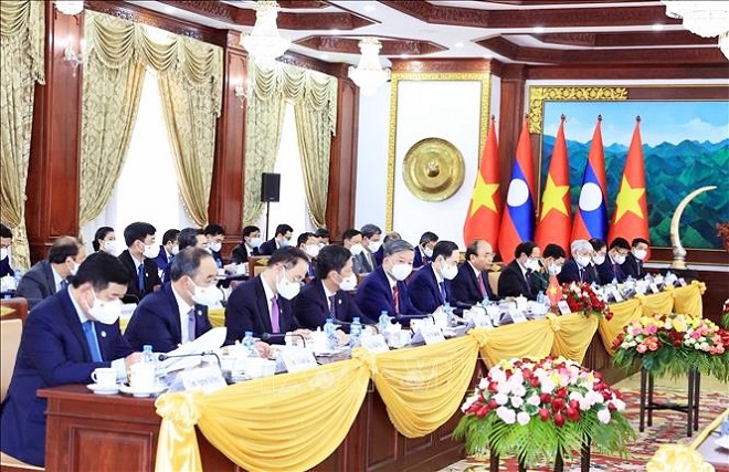 Chủ tịch nước Cộng hòa Xã hội chủ nghĩa Việt Nam Nguyễn Xuân Phúc tại buổi hội đàm với Tổng Bí thư, Chủ tịch nước Lào Thongloun Sisoulith.