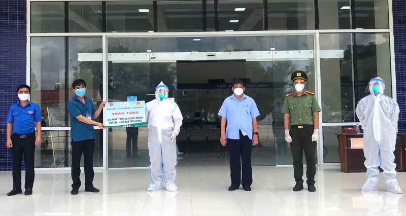 Ông Phạm Trung Cang - Chủ tịch HĐQT Công ty cổ phần Eastwood Energy (thứ 3, trái sang) trao bảng tượng trưng 3 máy thở Eliciae MV20 cho Bệnh viện Đa khoa tỉnh Bình Phước