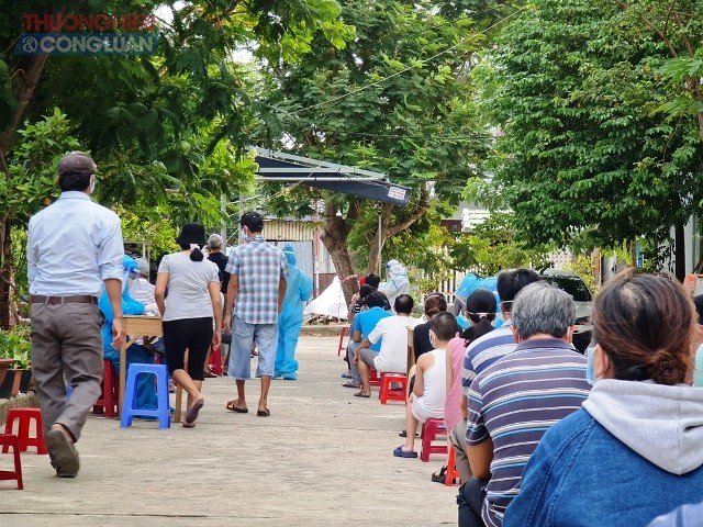 Người dân quận Sơn Trà đến lấy mẫu xét nghiệm tầm soát dịch Covid-19