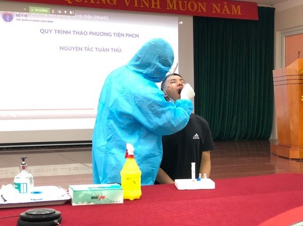 Trung tâm Y tế huyện Thanh Ba tổ chức tập huấn lấy mẫu xét nghiệm SARS-CoV-2 và sử dụng phòng hộ cá nhân