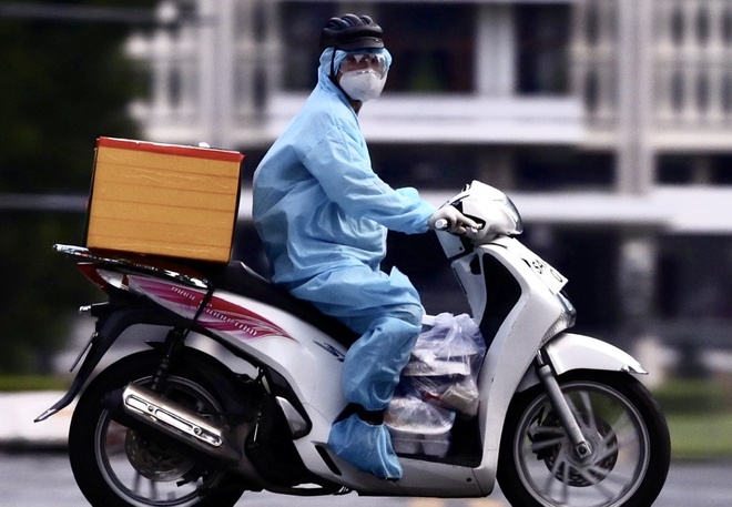 TP.Hồ Chí Minh: Nhân viên siêu thị, cửa hàng tiện lợi được ra đường sau 18h