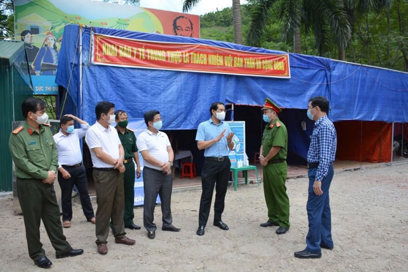 Đoàn công tác của tỉnh kiểm tra công tác phòng, chống dịch tại chốt kiểm soát dịch bệnh Covid-19 trên Quốc lộ 70 tại xã Phúc Khánh, huyện Bảo Yên.