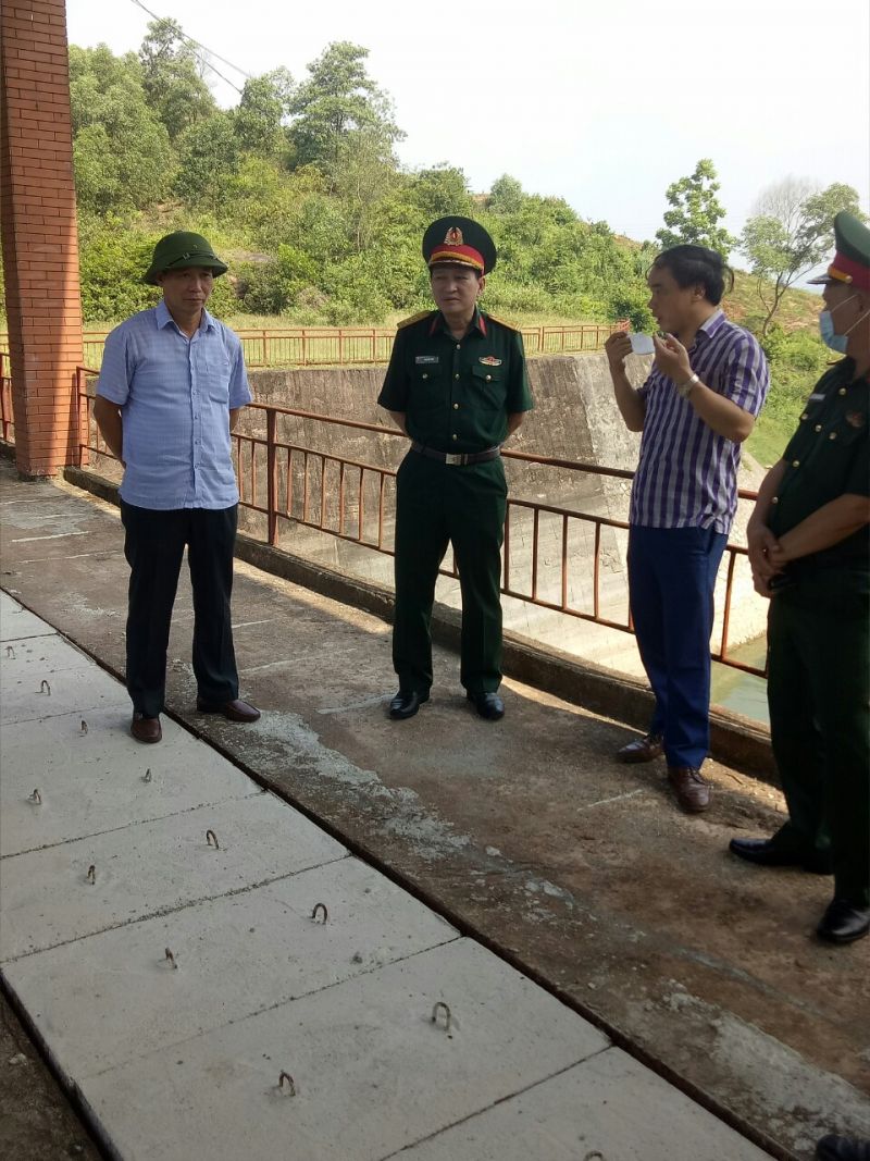 &Ocirc;ng Nguyễn C&ocirc;ng Thịnh Chủ tịch c&ocirc;ng ty (&aacute;o sọc xanh) đi khảo s&aacute;t c&aacute;c c&ocirc;ng tr&igrave;nh do c&ocirc;ng ty quản l&yacute; c&ugrave;ng với Ban Chỉ huy ph&ograve;ng chống thi&ecirc;n tai v&agrave; t&igrave;m kiếm cứu nạn TW.