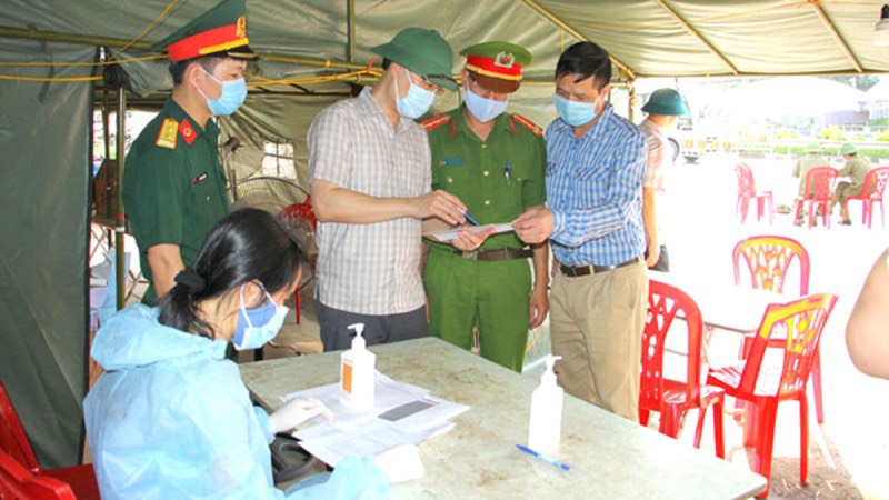 Giám đốc Sở Y tế Thái Nguyên, TS. Đặng Ngọc Huy (áo sọc trắng giữa) kiểm tra công tác phòng chống dịch Covid-19