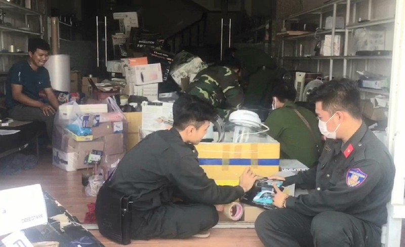 Lực lượng chức năng tỉnh An Giang phát hiện thu giữ số lượng lớn hàng lậu trong ba căn nhà ở TP Châu Đốc