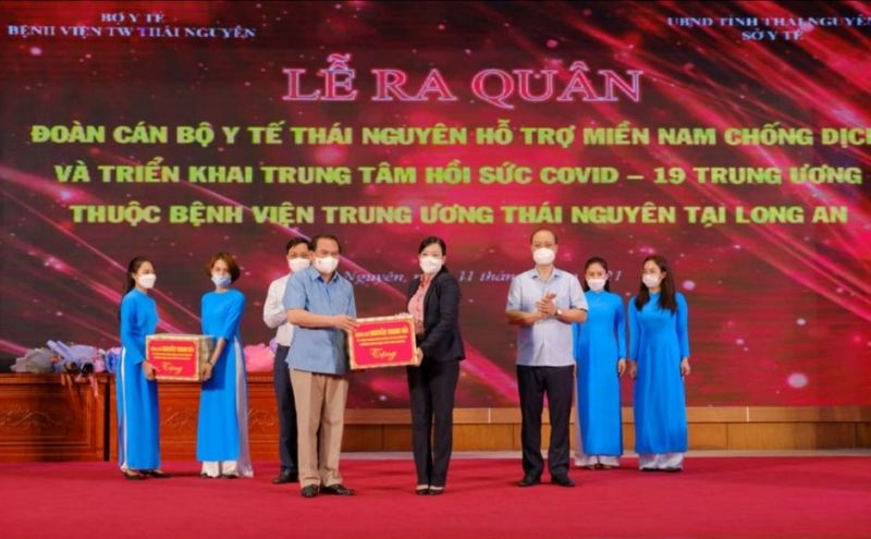 Bí thư Tỉnh uỷ Thái Nguyên Nguyễn Thanh Hải tặng quà , động viên các cán bộ y tế trước khi lên đường chi viện miền Nam chống dịch.