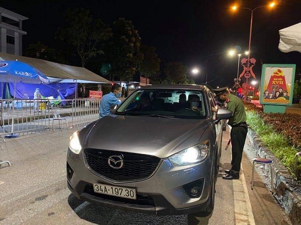 C&aacute;c chiến sĩ, c&aacute;n bộ trực chốt kiểm so&aacute;t giấy tờ đối với người tham gia giao th&ocirc;ng