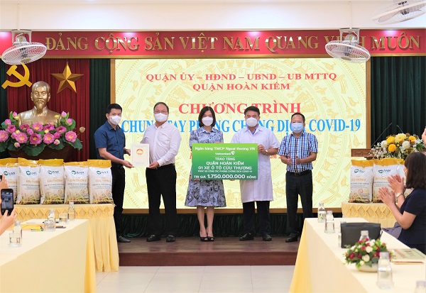 Bà Phùng Nguyễn Hải Yến - Phó Tổng Giám đốc Vietcombank (thứ ba từ trái sang) trao biển tượng trưng tài trợ xe ô tô cứu thương trị giá 1,75 tỷ đồng cho đại diện quận Hoàn Kiếm.