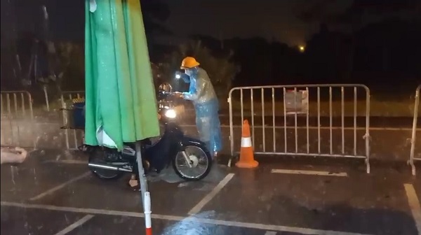 Mặc d&ugrave; mưa rất to, nhưng c&aacute;c c&aacute;n bộ chiến sĩ c&ocirc;ng an vẫn b&aacute;m chốt, nhiệt t&igrave;nh thực hiện ph&acirc;n luồng giao th&ocirc;ng