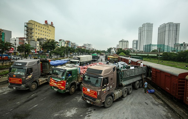Khoảng 300 tấn nhu yếu phẩm của người dân tỉnh Hòa Bình lên đường vào TP.HCM và Bình Dương