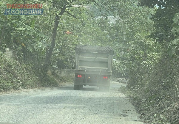 Những chiếc xe trọng tải lớn tung bụi mù mịt không ngừng nghỉ chờ đá từ mỏ đá Bản Cầm đi tiêu thụ