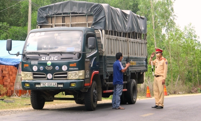Phú Yên: Xác minh hai xe ô tô chở "chui" 11 người, một người ghi mắc Covid-19