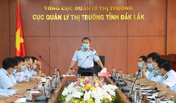 Cục trưởng Cục QLTT Mai Mạnh Toàn chủ trì một cuộc họp của đơn vị