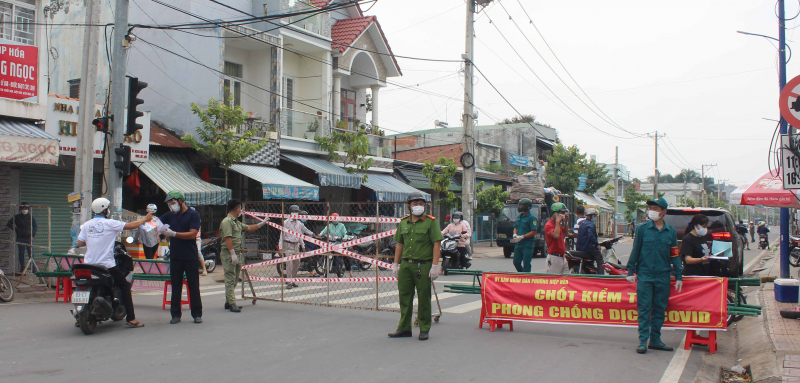 Một chốt kiểm soát người ra vào khu dân cư tại Đồng Nai. Ảnh: KT