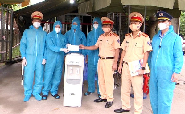 Yên Bái: Phòng Cảnh sát giao thông, Công an tỉnh thăm, tặng quà động viên lực lượng tham gia các chốt kiểm dịch