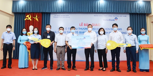 Chủ tịch UBND TP. Đà Nẵng Lê Trung Chinh (thứ 5, phải sang) cùng các đơn vị nhận bàn giao chìa khóa xe tượng trưng do VietinBank tài trợ.