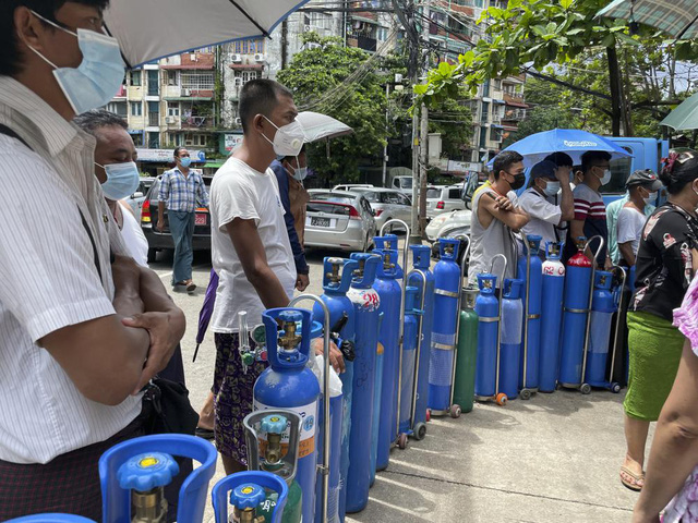 Người dân xếp hàng mua oxy tại Yangon, Myanmar. (Ảnh: AP)