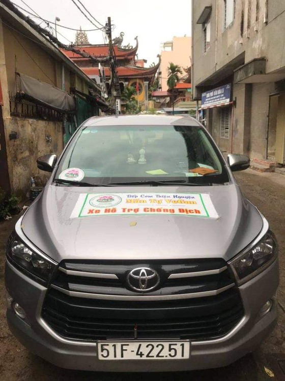 Chiếc ô tô được dán bảng “Bếp cơm thiện nguyện Mãn VeGan, xe hỗ trợ phòng chống dịch”