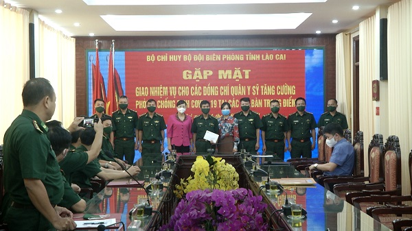 đồng chí Giàng Thị Dung Phó Chủ tịch UBND tỉnh Lào Cai tặng quà động viên cán bộ quân y