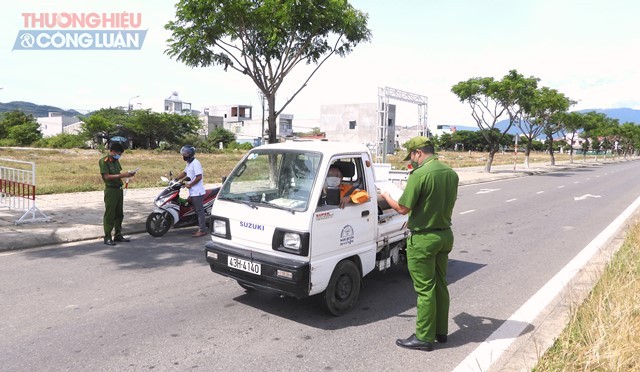 Chính quyền TP. Đà Nẵng, siết chặt, kiểm tra giấy đi đường các phương tiện giao thông. Ảnh: Chốt Nguyễn Tất Thành nối dài gần khu đô thị Golden Hills