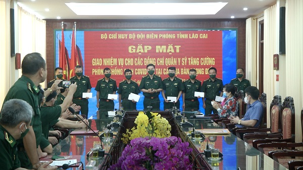 Đại tá Nguyễn Trọng Ngữ Chính ủy BĐBP tỉnh Lào Cai tặng quà động viên 8 đồng chí quân y sỹ tăng cường
