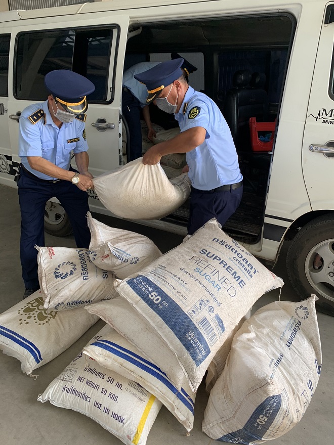 Huế: Liên tiếp phát hiện và tạm giữ hàng tấn đường kính trắng không rõ nguồn gốc xuất xứ