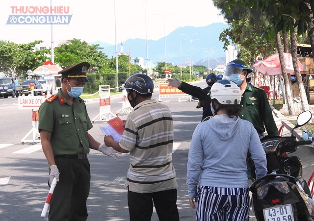 Lực lượng chức năng kiểm tra chặt chẽ trên tuyến đường Nguyễn Tất Thành, quận Liên Chiểu