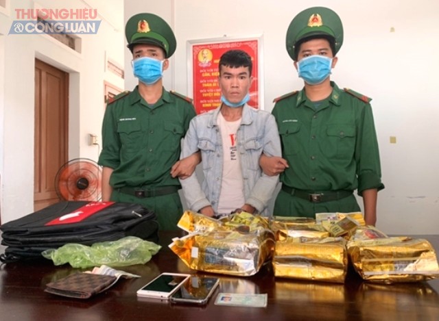Bộ đội Biên phòng bắt 2 đối tượng, thu giữ 17kg ma túy tổng hợp. Ảnh: Đối tượng Nguyễn Hải Thuyền và tang vật.