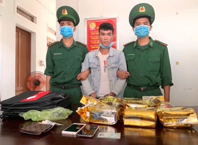 Phó trưởng ban thường trực Ban Chỉ đạo 389 Quốc gia khen thưởng BĐBP và Cục Hải quan Quảng Trị