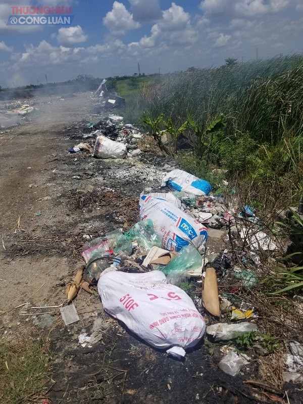 Tại bãi ven sông thuộc thôn Sinh Đan xã Tiên Cường cũng thường xuyên xảy ra tình trạng đốt rác.