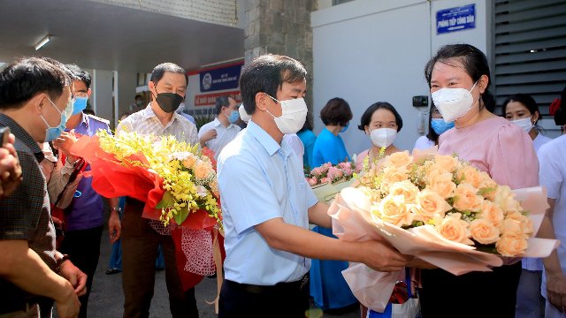 Ông Nguyễn Văn Phương, Chủ tịch UBND tỉnh TT- Huế tặng hoa cho đội ngũ Thầy thuốc