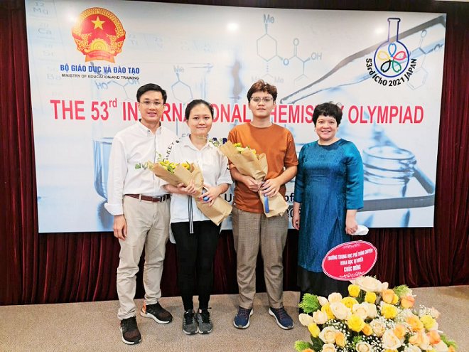 Nguyễn Lê Thảo Anh và Nguyễn Duy Anh (giữa)- Huy chương Vàng Olympic Hóa học quốc tế 2021